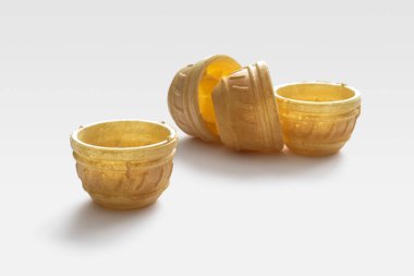 Beyaz arka planı doldurmak için küçük sepetler halinde buğday hamurundan yapılmış yuvarlak turtalar.