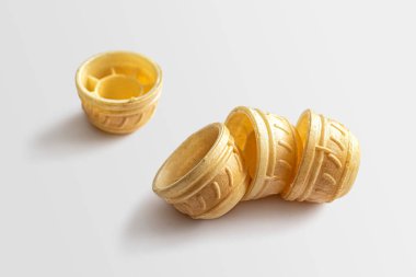 Yuvarlak turtalar - küçük bir sepet şeklinde hamur işleri, genellikle sonraki dolgu için buğday hamurundan yapılır, beyaz arka planda.