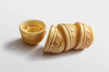 Beyaz arka planda yuvarlak sepetler şeklinde buğday unundan yapılmış turtalar.