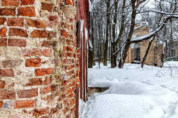 Zerbröckelnde Ziegelmauer Eines Alten Verlassenen Hauses Inmitten Von Schneeverwehungen Einem — Stockfoto