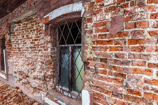 碎玻璃窗上的生锈的格栅 碎玻璃 废弃房屋破碎的砖墙 — 图库照片