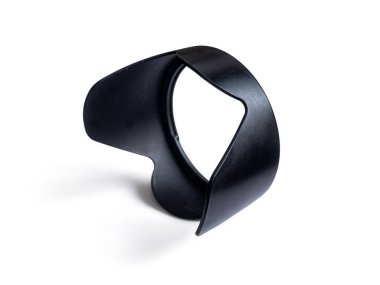 Kamera için plastik dört yapraklı kaput, fotoğrafta istenmeyen parlaklıkla savaşmanızı sağlar, beyaz arka planda izole edilmiş.