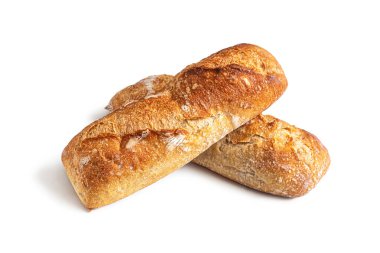 Pastaneden iki taze Fransız mini ekmeği. Lezzetli çıtır çıtır ekmek, beyaz bir arka planda izole edilmiş.