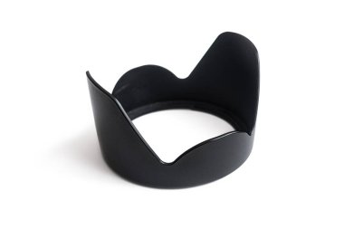 Kamera için dört yapraklı plastik mercek kaputu. Bu da fotoğrafta istenmeyen parlaklıkla savaşmanı sağlıyor.