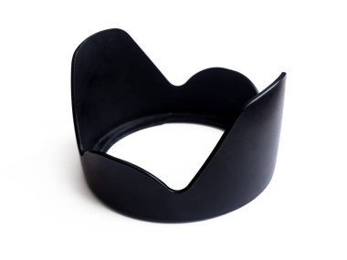 Kamera lensi için dört yapraklı siyah plastik kaput istenmeyen parlaklıkla savaşmanızı sağlar. Beyaz bir arkaplanda izole edilmiş