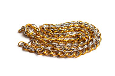 Altın ve gümüşten yapılmış kadın mücevher zinciri izole edilmiş beyaz bir arka planda yatıyor.