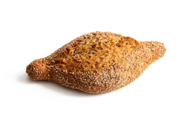 Tekne - buğday unundan yapılmış hamur işi, gevrek altın kabuklu, keten tohumlu, beyaz arka planda izole edilmiş