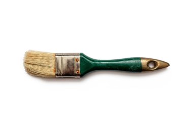 Domuz kılları ve yeşil ahşap saplı fırça, boya işi için, beyaz arka planda izole edilmiş.