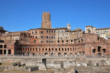 Roma, İtalya, 08.25.2017. Trajan 'ın pazarı - Roma' daki Trajan forumundaki ticari binaların kalıntıları. Beş katlı alışveriş merkezi yamaçta teraslar şeklinde inşa edildi.