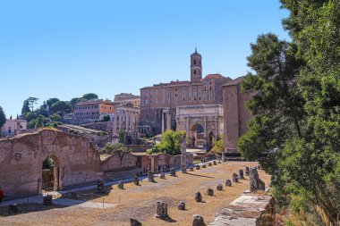 Roma, İtalya, 08.25.2017. Roma forumunun kalıntıları, senatörler sarayı Septimius Severus 'un kemeri, Satürn ve Vespasian tapınaklarının sütunları.