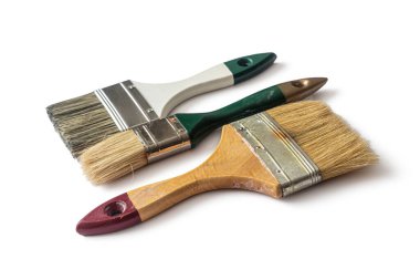 Beyaz arka planda izole edilmiş büyük duvar ve tavanları boyamak için eski boya fırçaları.