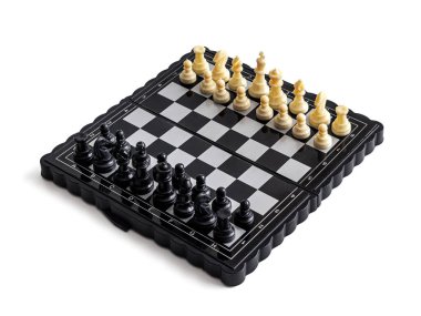 Beyaz arka planda izole edilmiş, plastikle kaplı mini satranç masası.