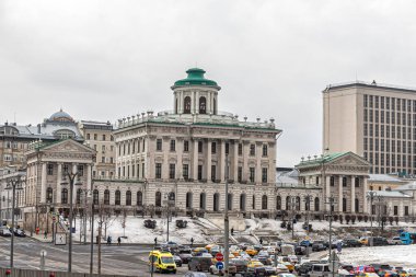 Moskova, Rusya, 03.18.2021. Pashkov Evi - 18. yüzyılda inşa edilen Vagankovsky tepesinde klasik tarzda güzel bir saray. 21. yüzyılda bir araba akışı yaşanıyor.