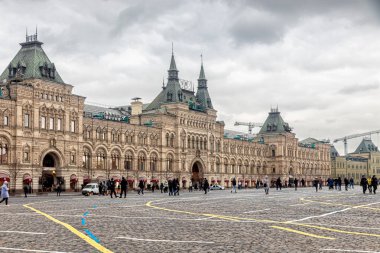 Moskova, Rusya, 18.03.2021. GUM - alışveriş kompleksi, ana cephe Kızıl Meydan 'a bakıyor, Moskova' nın merkezine sahte Rus tarzı inşa edilmiş.