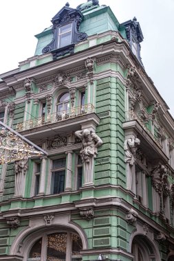 Moskova, Rusya, 03.18.2021. Elçilik binasının eski binası. Eklektik tarzda. İlinka 'da Fransız Barok unsurları var. Balkonu destekleyen Atlantisli figürler