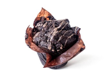 Kahverengi ambalaj kağıdındaki çikolatalı kek beyaz arka planda izole edilmiş.