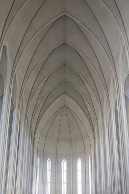 Reykjavik, İzlanda, 03.29.2018. Reykjavik 'teki Hadlgrimskirkja Lüteryen Kilisesi' nin yüksek kavisli tavanı
