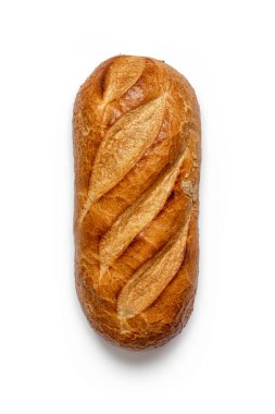 Bir somun ev yapımı ekmek, üzerinde kesikler olan kahverengi kabuklu, beyaz bir arka planda izole edilmiş.