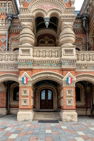 Moskova, Rusya, 04.06.2021. Tüccar Igumnov, Yakimanka bölgesinde Rus tarzında bir mimari anıttır. Şimdi Fransa 'nın Rusya Büyükelçisi' nin evi.