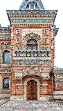 Moskova, Rusya, 04.06.2021. Tüccar Igumnov 'un evinin ön cephesinin bir parçası, oyulmuş pencere ve kapılar, zengin bir dekorasyon, Rus usulü infaz edilmiş.