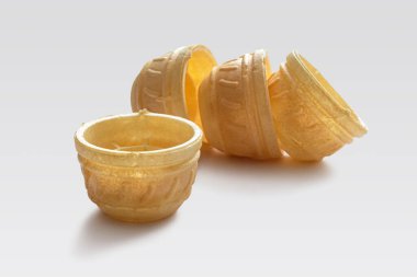 Buğday unundan yapılmış sepetler şeklinde birkaç yuvarlak tart, hafif arka planda, farklı dolgularla doldurmak için.