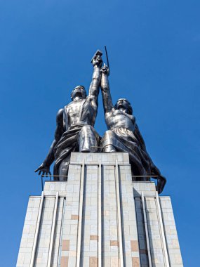 Moskova, Rusya, 04.14.2021. 1937 'de Paris' te düzenlenen Dünya Sergisi 'nde SSCB pavyonunun bileşimini taçlandıran İşçi ve Kolkhoz Kadın Anıtı şu anda VDNH' da bulunuyor.