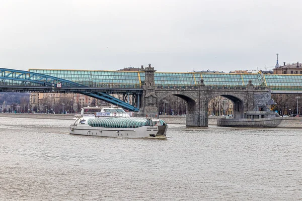 Moskva Ryssland 2021 Längs Moskvafloden Turistbåtar Seglar Längs Moskvafloden Fotgängaren — Stockfoto