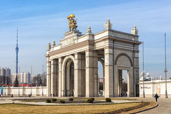 Moskwa Rosja 2021 Triumfalny Łuk Centralnego Wejścia Vdnh Rzeźbą Kierowca — Zdjęcie stockowe