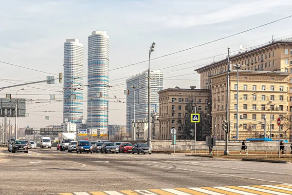 Moscou Rússia 2021 Carros Estão Cruzamento Semáforo Vermelho Contra Pano — Fotografia de Stock