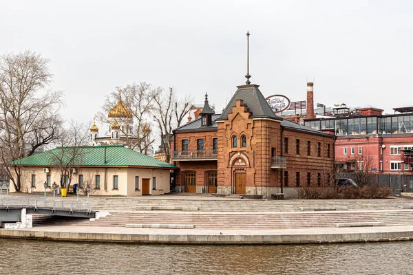 2021年6月4日 俄罗斯莫斯科 莫斯科皇家游艇俱乐部的大厦 莫斯科博洛特尼岛箭头上的伪哥特式红砖 — 图库照片