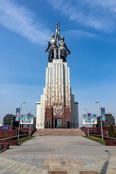 Moscou Rússia 2021 Trabalhador Kolkhoznitsa Monumento Arte Monumental Figuras Masculinas — Fotografia de Stock