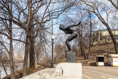 Moskova, Rusya, 04.06.2021. Bronz heykel üzerindeki kız Neskuchny Bahçesi 'nde suya atlamadan önce donmuştu. 'Suya Atla' türünde heykel