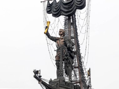 Moskova, Rusya, 04.06.2021. 1. Peter anıtı. Rusya 'daki en yüksek anıtlardan biri. Bronz, paslanmaz çelikten, bakır ve yaldızdan yapılmış. Anıtın toplam yüksekliği 98 metredir.