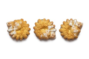 Altın hamurlu simit ve haşhaş tohumu dolgulu, toz şeker serpiştirilmiş, beyaz arka planda izole edilmiş.