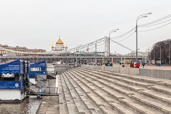 Moskva Ryssland 2021 Bankment Moskvafloden Brygga För Flodfartyg Gorkij Park — Stockfoto