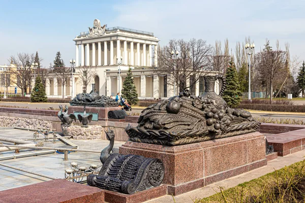 Moskva Rusko 2021 Bronzové Složení Rohů Hojnosti Váz Ovoce Uší — Stock fotografie