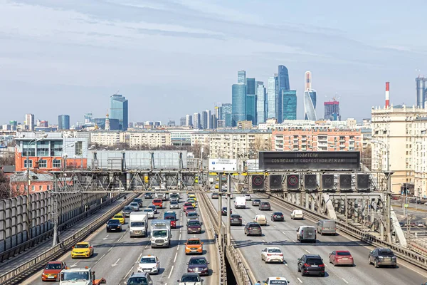 Moscovo Rússia 2021 Tráfego Automóvel Ampla Ponte Andreevsky Sobre Rio — Fotografia de Stock