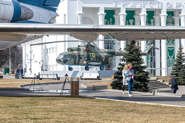 Moscow Russia 2021 Vdnh Visitors Inspect Aircraft Equipment Girls Pass — Stock fotografie