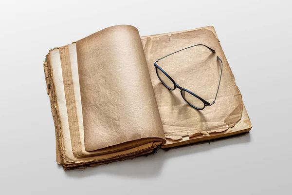 Livro Antigo Com Páginas Amareladas Óculos Deixados Pelo Leitor Jaz — Fotografia de Stock