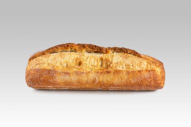 Bir Fransız fırınından alınmış mini baget, açık arkaplanlı, kıtır kıtır altın kabuklu.