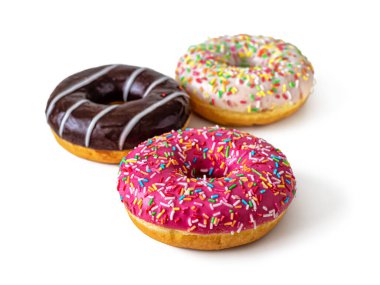 Beyaz arka planda izole edilmiş çilekli, vanilyalı ve çikolatalı geleneksel Amerikan çörekleri.