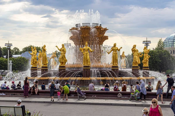 Moskwa Rosja 2019 Fontanna Przyjaźń Ludów Ciepły Dzień Otoczona Turystami — Zdjęcie stockowe