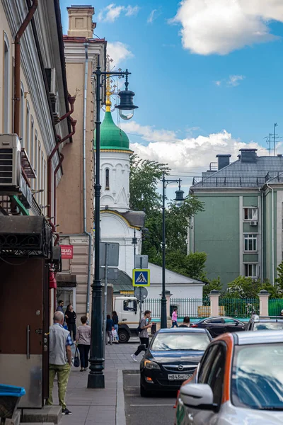 2021年5月25日 俄罗斯莫斯科 Pankratievsky Lane停了车 在拐角处 你可以看到一个祭祀生命的三位一体教堂的碎片 绿色圆顶 — 图库照片