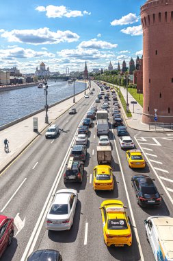 Moskova, Rusya, 05.25.2021. Moskova 'nın göbeğinde, Kremlin setinde, Kremlin Duvarı' nın yanında trafik sıkışık.