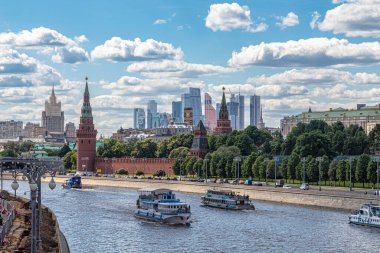 Moskova, Rusya, 05.25.2021. Moskova 'nın ana sembolleri Kremlin Kuleleri, Dışişleri Bakanlığı binası, Moskova' nın gökdelenleri ve Moskova Nehri 'nin eğlence tekneleri.