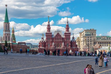 Moskova, Rusya, 05.25.2021. Kızıl Meydan Moskova 'nın ana sembolü ve en ünlü tarihi yeridir. Kremlin Kuleleri, anıt mezar ve Tarih Müzesi manzarası. Burası ziyaret edilmesi gereken bir yer.