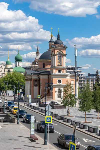 2021年5月25日 俄罗斯莫斯科 瓦尔瓦卡街和伟大的殉道者瓦尔瓦拉教堂在莫斯科市中心蓝天的映衬下 乌云密布 — 图库照片