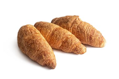 Geleneksel Fransız kruvasanları poğaçalardan yapılır, içinde altın bir kabuk ve ince bir hamur vardır, beyaz bir arka planda izole edilmiştir.