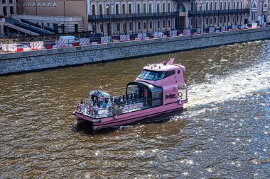 Moskova, Rusya, 05.25.2021. Turistlerle dolu pembe gezi teknesi Sofya Tepesi 'ni geçerek Moskova Nehri boyunca yol alıyor.