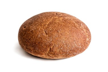 Siyah çavdar ekmeğinin yuvarlak somunu. Kahverengi tost kabuğunda delikler var. Beyaz arka planda izole edilmiş.